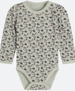 Varm og myk body med små blomster fra Hust&Claire i 50% merinoull, 45% bambusviskose og 5% polyamid. Det er tynn bambusviskose innerst og fin merinoull ytterst. Det er skjult knepping på skulderen. Ull/bambusviskose kvaliteten til Hust&Claire er super for de små som er ekstra sensitiv for ull rett på kroppen. Sertifisert med Standard 100 fra OEKO-TEX®.