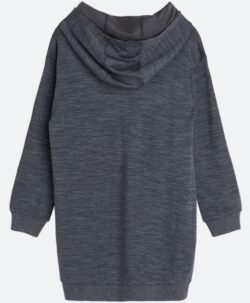 Myk kjole med hette fra Hust&Claire i 50% merinoull, 45% bambusviskose og 5% polyamid. Det er tynn bambusviskose innerst og fin merinoull ytterst. Sertifisert med Standard 100 fra OEKO-TEX®.