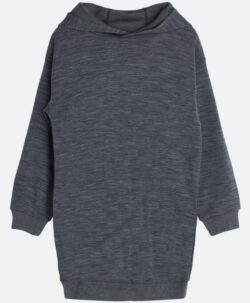 Myk kjole med hette fra Hust&Claire i 50% merinoull, 45% bambusviskose og 5% polyamid. Det er tynn bambusviskose innerst og fin merinoull ytterst. Sertifisert med Standard 100 fra OEKO-TEX®.