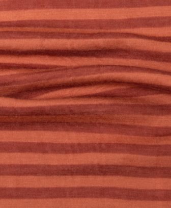 Varm og tøyelig ullhals med striper fra Joha laget av 95% merinoull og 5% polyamid. Sertifisert med Standard 100 fra OEKO-TEX®.