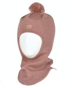 Varm og vindtett balaclava med en dusk og logo fra finske Kivat. Luen er strikket i 100% fin ull og foret med GOTS- sertifisert økologisk bomull. Luen har ekstra padding rundt ører og panne. Dette er en lue som du kan føle deg trygg på at barnet ikke blir kald i. Luen er slitesterk og kan fint kan gå i arv og varme flere. Laget i Finland.