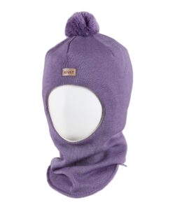 Varm og vindtett balaclava med en dusk og logo fra finske Kivat. Luen er strikket i 100% fin ull og foret med GOTS- sertifisert økologisk bomull. Luen har ekstra padding rundt ører og panne. Dette er en lue som du kan føle deg trygg på at barnet ikke blir kald i. Luen er slitesterk og kan fint kan gå i arv og varme flere. Laget i Finland.
