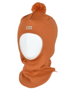 Varm og vindtett balaclava med en dusk og logo fra finske Kivat. Luen er strikket i 100% fin ull og foret med GOTS- sertifisert økologisk bomull. Luen har ekstra padding rundt ører og panne. Dette er en lue som du kan føle deg trygg på at barnet ikke blir kald i. Luen er slitesterk og kan fint kan gå i arv og varme flere. Laget i Finland.