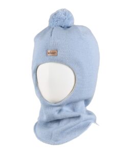 Varm og vindtett balaclava med en dusk og logo fra finske Kivat. Luen er strikket i 100% fin ull og foret med GOTS- sertifisert økologisk bomull. Luen har ekstra padding rundt ører og panne. Dette er en lue som du kan føle deg trygg på at barnet ikke blir kald i. Luen er slitesterk og kan fint kan gå i arv og varme flere. Laget i Finland.