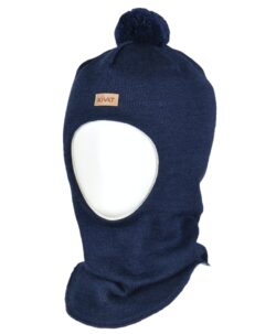 Varm og vindtett balaclava med en dusk og logo fra finske Kivat. Luen er strikket i 100% fin ull og foret med GOTS- sertifisert økologisk bomull. Luen har ekstra padding rundt ører og panne. Dette er en lue som du kan føle deg trygg på at barnet ikke blir kald i. Luen er slitesterk og kan fint kan gå i arv og varme flere. Laget i Finland.