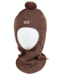 Varm og vindtett balaclava med en dusk og logo fra finske Kivat. Luen er strikket i 100% fin ull og foret med GOTS- sertifisert økologisk bomull. Luen har ekstra padding rundt ører og panne. Dette er en lue som du kan føle deg trygg på at barnet ikke blir kald i. Luen er slitesterk og kan fint kan gå i arv og varme flere. Laget i Finland.