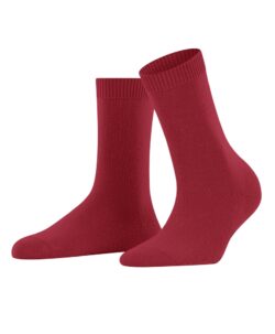 Falke Cosy Wool sokker i en varm og myk blanding med ull og kashmir. Disse sokkene er ikke for tykke eller tynne i en super kvalitet som varmer og holder seg fine lenge.