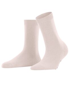 Falke Cosy Wool sokker i en varm og myk blanding med ull og kashmir. Disse sokkene er ikke for tykke eller tynne i en super kvalitet som varmer og holder seg fine lenge.