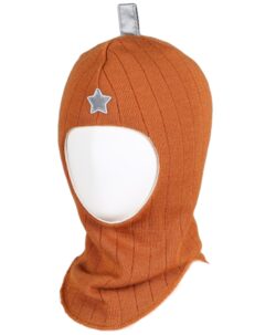 Varm og vindtett balaclava i ribbestrikk med refleks i stjernen og på toppen fra finske Kivat. Luen er strikket i 100% fin ull og foret med GOTS- sertifisert økologisk bomull. Luen har ekstra padding rundt ører og panne. Dette er en lue som du kan føle deg trygg på at barnet ikke blir kald i. Luen er slitesterk og kan fint kan gå i arv og varme flere. Laget i Finland.