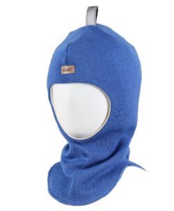 Varm og vindtett balaclava med refleks på toppen fra finske Kivat. Luen er strikket i 100% fin ull og foret med GOTS- sertifisert økologisk bomull. Luen har ekstra padding rundt ører og panne. Dette er en lue som du kan føle deg trygg på at barnet ikke blir kald i. Luen er slitesterk og kan fint kan gå i arv og varme flere. Laget i Finland.