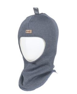 Varm og vindtett balaclava med refleks på toppen fra finske Kivat. Luen er strikket i 100% fin ull og foret med GOTS- sertifisert økologisk bomull. Luen har ekstra padding rundt ører og panne. Dette er en lue som du kan føle deg trygg på at barnet ikke blir kald i. Luen er slitesterk og kan fint kan gå i arv og varme flere. Laget i Finland.