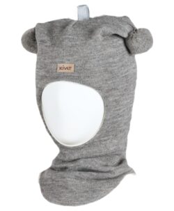 Varm og vindtett balaclava med to dusker, refleks på toppen og logo fra finske Kivat. Luen er strikket i 100% fin ull og foret med GOTS- sertifisert økologisk bomull. Luen har ekstra padding rundt ører og panne og ekstra refleks på toppen. Dette er en lue som du kan føle deg trygg på at barnet ikke blir kald i. Luen er slitesterk og kan fint kan gå i arv og varme flere. Laget i Finland.