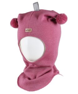 Varm og vindtett balaclava med to dusker, refleks på toppen og logo fra finske Kivat. Luen er strikket i 100% fin ull og foret med GOTS- sertifisert økologisk bomull. Luen har ekstra padding rundt ører og panne og ekstra refleks på toppen. Dette er en lue som du kan føle deg trygg på at barnet ikke blir kald i. Luen er slitesterk og kan fint kan gå i arv og varme flere. Laget i Finland.