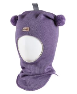 Varm og vindtett balaclava med to dusker, refleks på toppen og logo fra finske Kivat. Luen er strikket i 100% fin ull og foret med GOTS- sertifisert økologisk bomull. Luen har ekstra padding rundt ører og panne og ekstra refleks på toppen. Dette er en lue som du kan føle deg trygg på at barnet ikke blir kald i. Luen er slitesterk og kan fint kan gå i arv og varme flere. Laget i Finland.