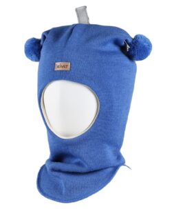 Varm og vindtett balaclava med to dusker, refleks på toppen og logo fra finske Kivat. Luen er strikket i 100% fin ull og foret med GOTS- sertifisert økologisk bomull. Luen har ekstra padding rundt ører og panne og ekstra refleks på toppen. Dette er en lue som du kan føle deg trygg på at barnet ikke blir kald i. Luen er slitesterk og kan fint kan gå i arv og varme flere. Laget i Finland.