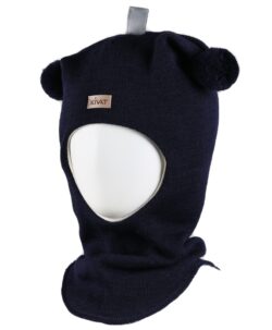 Varm og vindtett balaclava med to dusker, refleks på toppen og logo fra finske Kivat. Luen er strikket i 100% fin ull og foret med GOTS- sertifisert økologisk bomull. Luen har ekstra padding rundt ører og panne og ekstra refleks på toppen. Dette er en lue som du kan føle deg trygg på at barnet ikke blir kald i. Luen er slitesterk og kan fint kan gå i arv og varme flere. Laget i Finland.