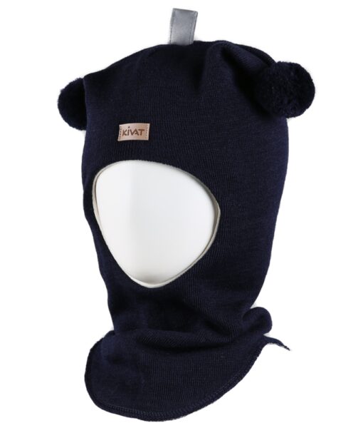 Varm og vindtett balaclava med to dusker, refleks på toppen og logo fra finske Kivat. Luen er strikket i 100% fin ull og foret med GOTS- sertifisert økologisk bomull. Luen har ekstra padding rundt ører og panne og ekstra refleks på toppen. Dette er en lue som du kan føle deg trygg på at barnet ikke blir kald i. Luen er slitesterk og kan fint kan gå i arv og varme flere. Laget i Finland.