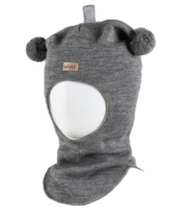 Varm og vindtett balaclava med to dusker, refleks på toppen og logo fra finske Kivat. Luen er strikket i 100% fin ull og foret med GOTS- sertifisert økologisk bomull. Luen har ekstra padding rundt ører og panne og ekstra refleks på toppen. Dette er en lue som du kan føle deg trygg på at barnet ikke blir kald i. Luen er slitesterk og kan fint kan gå i arv og varme flere. Laget i Finland.