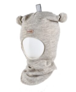 Varm og vindtett balaclava med to dusker, refleks på toppen og logo fra finske Kivat. Luen er strikket i 100% fin ull og foret med GOTS- sertifisert økologisk bomull. Luen har ekstra padding rundt ører og panne og ekstra refleks på toppen. Dette er en lue som du kan føle deg trygg på at barnet ikke blir kald i. Luen er slitesterk og kan fint kan gå i arv og varme flere. Laget i Finland.