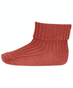 Ribbestrikket sokk fra mp Denmark som sitter godt på foten og varmer små føtter. Sokkene kan brettes opp eller ned så de små har litt å vokse i. 80% superwash ull, 17% polyamid og 3% elastan. Vaskes på ullprogram i vaskemaskinen med vaskemiddel for ull/silke. Det anbefales å vaske sokkene på vrangen, så holder de seg fine lengre.