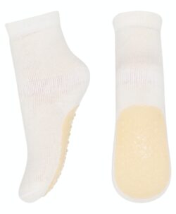 Supre antiskli sokker/tøfler i ull/bomull fra mp Denmark. Det er gummi under hele sålen så de små ikke sklir. Dette er supre sokker/tøfler til bruk i barnehagen. Laget av 60% superwash ull, 20% bomull, 17% polyamid og 3% elastan. Vaskes på ullprogram i vaskemaskinen med vaskemiddel for ull/silke. Det anbefales å vaske sokkene på vrangen, så holder de seg fine lengre.