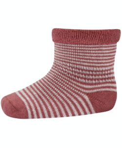 Ullfrotté sokkene fra mp Denmark er perfekt til små føtter. Disse sitter virkelig godt på en liten fot og de er laget av en tykkere ullfrotté kvalitet som varmer godt. Laget av 80% superwash ull, 17% polyamid og 3% elastan. Vaskes på ullprogram i vaskemaskinen med vaskemiddel for ull/silke. Det anbefales å vaske sokkene på vrangen, så holder de seg fine lengre.