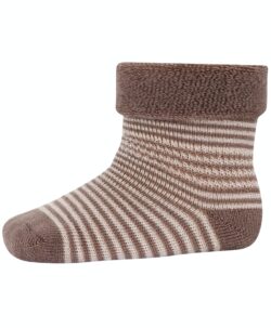 Ullfrotté sokkene fra mp Denmark er perfekt til små føtter. Disse sitter virkelig godt på en liten fot og de er laget av en tykkere ullfrotté kvalitet som varmer godt. Laget av 80% superwash ull, 17% polyamid og 3% elastan. Vaskes på ullprogram i vaskemaskinen med vaskemiddel for ull/silke. Det anbefales å vaske sokkene på vrangen, så holder de seg fine lengre.