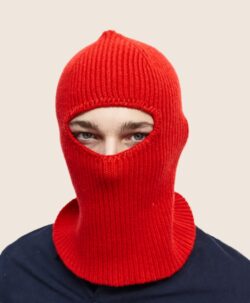 Balaclava lue av høy kvalitet fra Le Bonnet Amsterdam. Luen er laget av 70% myk merinoull og 30% kashmir. Luen kan brettes opp og brukes som en vanlig beanie lue. Dette er en lue som varmer ekstra godt.  Både ullen i luen er fra Skottland og luen er strikket i Skottland etter gode håndverkstradisjoner. 