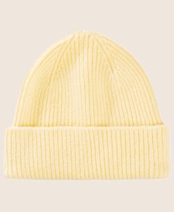 Beanie lue av høy kvalitet fra Le Bonnet Amsterdam. Luen er laget av 75% myk lammeull og 25% angora. Luen har et Caregora sertifikat som betyr at fibrene i plagget er av høyeste kvalitet og fra dyrehold med god dyrevelferd. Dette er en lue som varmer ekstra godt.  Både ullen i luen er fra Skottland og luen er strikket i Skottland etter gode håndverkstradisjoner. 