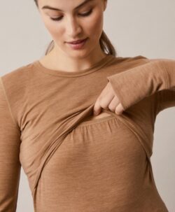 Myk og varm kvalitets genser fra BOOB laget av 94% økologisk merinoull og 6% elastane. Denne genseren har en fantastisk passform som gjør at den kan brukes både før, under og etter graviditeten. Genseren har den patenterte åpningen som gjør at det er lett å amme den lille uten å måtte kle av seg eller fryse. Genseren har også praktisk hull til tommelen. Kan vaskes på ullprogram 30 grader i maskin med vaskemiddel for ull/silke.  Ullen BOOB bruker er mulesingfri og både GOTS- og STANDARD 100 by OEKO-TEX® sertifisert. 
