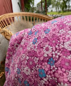 Mykt og varmt dynetrekk i ull fra ColorWool Merino med blomster. Dynetrekket passer til vogndyner/babydyner med mål 65x80 cm. Ligger den lille av og til på gulvet oppe på dynen, vil dette trekket varme ekstra godt. Dynetrekket lukkes enkelt med trykknapper. Laget av 95% merinoull og 5% polyamid. Vaskes fint i maskin på ullvask med vaskemiddel for ull/silke. Det kan vaskes på 40 grader, men vi anbefaler alltid 30 grader. En super ullkvalitet som holder seg fint. Sertifisert med Standard 100 fra OEKO-TEX®.