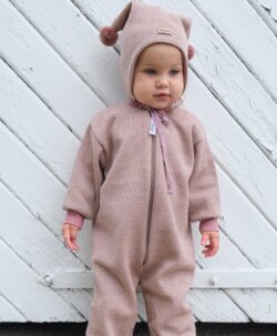 Varm og slitesterk ulldress fra finske Kivat. Dressen har praktisk glidelås. Laget av 100% fin ull. Linning på ben og i halsen er i GOTS- sertifisert økologisk bomull. Dette er virkelig en ulldress som fint kan gå i arv og varme flere. Laget i Finland.