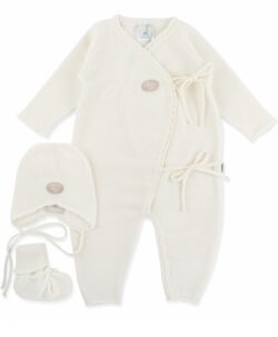 Nydelig hentesett til baby for en varm og myk start. Settet består av sparkedress, lue og tøfler i 100% merinoull. Ullplaggene er strikket helt uten sømmer og har vakre detaljer. Settet kommer i en fin gaveeske. Sertifisert med Woolmark og Standard 100 fra OEKO-TEX®. Kan maskinvaskes på 40° C ullvask.