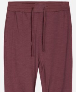 Myk og varm joggebukse til dame fra Hust&Claire i 50% merinoull, 45% bambusviskose og 5% polyamid. Det er tynn bambusviskose innerst og fin merinoull ytterst. Sertifisert med Standard 100 fra OEKO-TEX®. Hust&Claire lanserer denne høsten "me&mum". Det er myke og varme plagg til dame i samme kvalitet som til baby og barn.