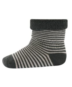 Ullfrotté sokkene fra mp Denmark er perfekt til små føtter. Disse sitter virkelig godt på en liten fot og de er laget av en tykkere ullfrotté kvalitet som varmer godt. Laget av 80% superwash ull, 17% polyamid og 3% elastan. Vaskes på ullprogram i vaskemaskinen med vaskemiddel for ull/silke. Det anbefales å vaske sokkene på vrangen, så holder de seg fine lengre.