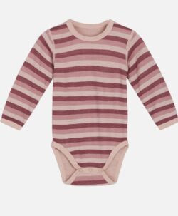 Varm og myk body med striper fra Hust&Claire i 50% merinoull, 45% bambusviskose og 5% polyamid. Det er tynn bambusviskose innerst og fin merinoull ytterst. Det er skjult knepping på skulderen. Ull/bambusviskose kvaliteten til Hust&Claire er super for de små som er ekstra sensitiv for ull rett på kroppen. Sertifisert med Standard 100 fra OEKO-TEX®.