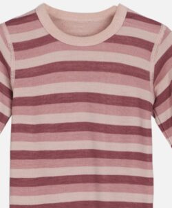 Varm og myk body med striper fra Hust&Claire i 50% merinoull, 45% bambusviskose og 5% polyamid. Det er tynn bambusviskose innerst og fin merinoull ytterst. Det er skjult knepping på skulderen. Ull/bambusviskose kvaliteten til Hust&Claire er super for de små som er ekstra sensitiv for ull rett på kroppen. Sertifisert med Standard 100 fra OEKO-TEX®.