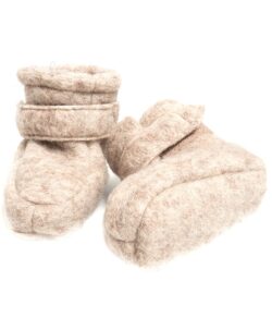 Varme tasser i tovet ull (80% ull og 20% polyamid) med mykt for i bomullsvelour (80% bomull og 20% polyamid) fra danske HUTTEliHUT. Praktisk borrelås gjør at de sitter godt. Disse varmer små tær på kalde dager. Vaskes fint i maskin på ullprogram 30 grader med vaskemiddel for ull/silke. Strekkes litt og tørkes flatt, men ikke på varmekabler, da temperaturforskjeller krymper ullen.
