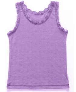 Søt basic ull/silke singlet fra Joha med blonder og hullmønster (pointelle) i ullstoffet i en myk og lett kvalitet av 85% ull og 15% silke. Ullens temperatur regulerende egenskaper gjør at den varmer når det er kaldt og svaler når det er varmt. Fin å bruke hele året rundt. Sertifiseringer: OEKO-TEX® Standard 100 & Woolmark Wool Rich Blend.