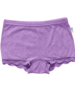 Basic ull/silke underbukse fra Joha med blonder og hullmønster i ullstoffet (pointelle) i en myk og lett kvalitet av 85% ull og 15% silke. Vaskes fint på 40 grader ullprogram i maskin. Sertifiseringer: OEKO-TEX® Standard 100 & Woolmark Wool Rich Blend.