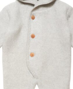 Nydelig ullfleece dress i 100% merinoull fra danske HUTTEliHUT. Dressen har fine treknapper og myk og god hette. Trylle-ermer og trylle-føtter kan brettes over for å varme små hender og tær. Vaskes fint i maskin på ullprogram 30 grader med vaskemiddel for ull/silke. Tørkes flatt, men ikke på varmekabler siden temperaturforskjell lett gjør at ullen krymper.