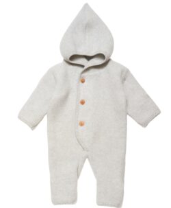 Nydelig ullfleece dress i 100% merinoull fra danske HUTTEliHUT. Dressen har fine treknapper og myk og god hette. Trylle-ermer og trylle-føtter kan brettes over for å varme små hender og tær. Vaskes fint i maskin på ullprogram 30 grader med vaskemiddel for ull/silke. Tørkes flatt, men ikke på varmekabler siden temperaturforskjell lett gjør at ullen krymper.