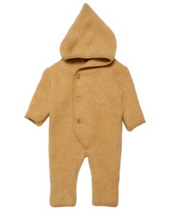 Nydelig ullfleece dress i 100% merinoull fra danske HUTTEliHUT. Dressen har fine treknapper og myk og god hette. Trylle-ermer og trylle-føtter kan brettes over for å varme små hender og tær. Vaskes fint i maskin på ullprogram 30 grader med vaskemiddel for ull/silke. Tørkes flatt, men ikke på varmekabler siden temperaturforskjell lett gjør at ullen krymper.