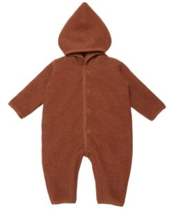 Supervarm foret ulldress i tovet ull (80% ull og 20% polyamid) fra danske HUTTEliHUT. Hele dressen er foret med myk bomullsvelour (80% bomull og 20% polyamid) med varm og vindtett hette. Trylle-ermer og trylle-føtter kan brettes over for å varme små hender og tær. Vaskes fint i maskin på ullprogram 30 grader med vaskemiddel for ull/silke. Strekkes litt og tørkes flatt, men ikke på varmekabler, da temperaturforskjell gjøre at ullen lett krymper.