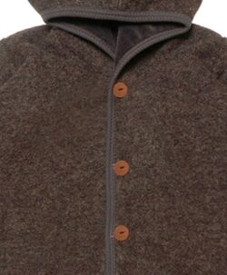 Supervarm foret ulldress i tovet ull (80% ull og 20% polyamid) fra danske HUTTEliHUT. Hele dressen er foret med myk bomullsvelour (80% bomull og 20% polyamid) med varm og vindtett hette. Trylle-ermer og trylle-føtter kan brettes over for å varme små hender og tær. Vaskes fint i maskin på ullprogram 30 grader med vaskemiddel for ull/silke. Strekkes litt og tørkes flatt, men ikke på varmekabler, da temperaturforskjell gjøre at ullen lett krymper.