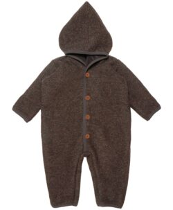 Supervarm foret ulldress i tovet ull (80% ull og 20% polyamid) fra danske HUTTEliHUT. Hele dressen er foret med myk bomullsvelour (80% bomull og 20% polyamid) med varm og vindtett hette. Trylle-ermer og trylle-føtter kan brettes over for å varme små hender og tær. Vaskes fint i maskin på ullprogram 30 grader med vaskemiddel for ull/silke. Strekkes litt og tørkes flatt, men ikke på varmekabler, da temperaturforskjell gjøre at ullen lett krymper.