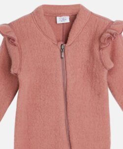 Supersøt og praktisk dress med rysjer og glidelås i myk ullfleece fra Hust&Claire. Laget av 100% varm merinoull. Passer fint i vogna eller under yttertøy. Dressen har tryllefot som varmer små tær og ermer som kan brettes rundt små hender. Sertifisert med Standard 100 fra OEKO-TEX®.