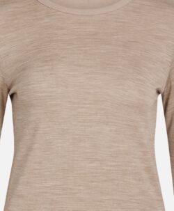 Myk og varm genser til dame fra Hust&Claire i 50% merinoull, 45% bambusviskose og 5% polyamid. Det er tynn bambusviskose innerst og fin merinoull ytterst. Sertifisert med Standard 100 fra OEKO-TEX®. Hust&Claire lanserer denne høsten "me&mum". Det er myke og varme plagg til dame i samme kvalitet som til baby og barn.