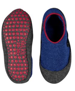 Komfortabel og praktisk ull slipper fra Falke med antiskli under. Den er god og varm da den er laget av 90% jomfru ull og 10% polyamid med myk ullplysj på innsiden. Disse er enkle for barnet å ta av og på selv. Varme som tøfler men også så myke at man fint kan krype opp i sofaen med de på. Kan vaskes på ullprogram i vaskemaskinen 30 grader med vaskemiddel for ull/silke.