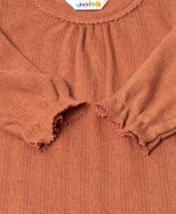 Nydelig heldrakt i ull/silke med fine detaljer og mønsterstrikk i ullstoffet fra Joha. Tøyelig og god å ha på. Heldrakten har trylleføtter som varmer små tær. Den fine ull/silke blandingen med 85% merinoull og 15% silke gjør at den føles ekstra myk mot huden. Sertifisert med Standard 100 fra OEKO-TEX®.